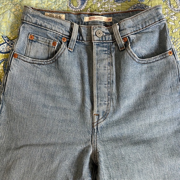 Levi’s Ribcage Light Wash Straight Leg Jeans - Picture 2 of 4